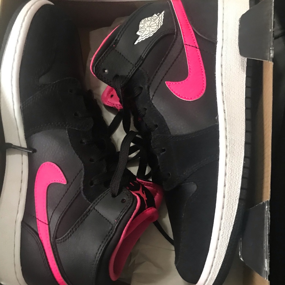Air Jordan 1 mid gg size 5 never worn
